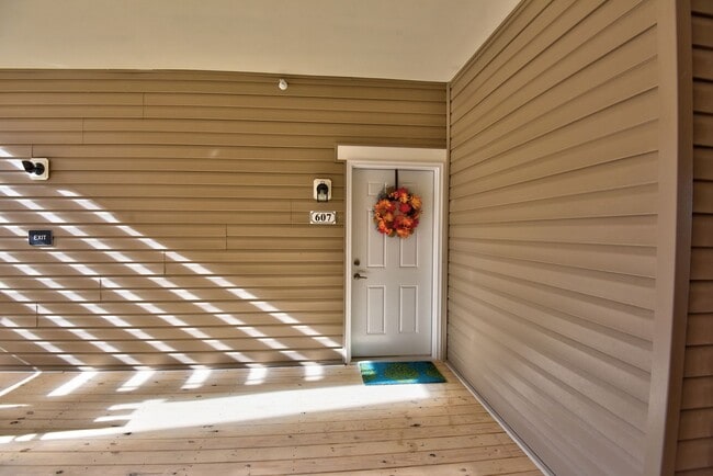 Building Photo - Second Floor Front View 2 Bedroom in a Gat...