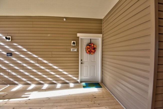 Foto del edificio - Second Floor Front View 2 Bedroom in a Gat...