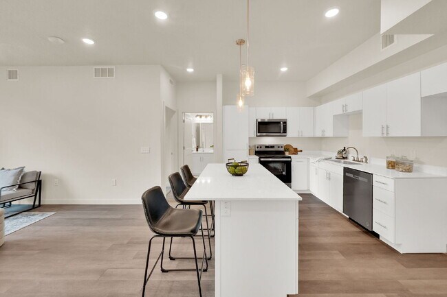 Foto del edificio - First  Month Rent FREE