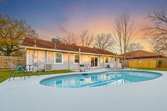 Building Photo - 5330 Hialeah Dr