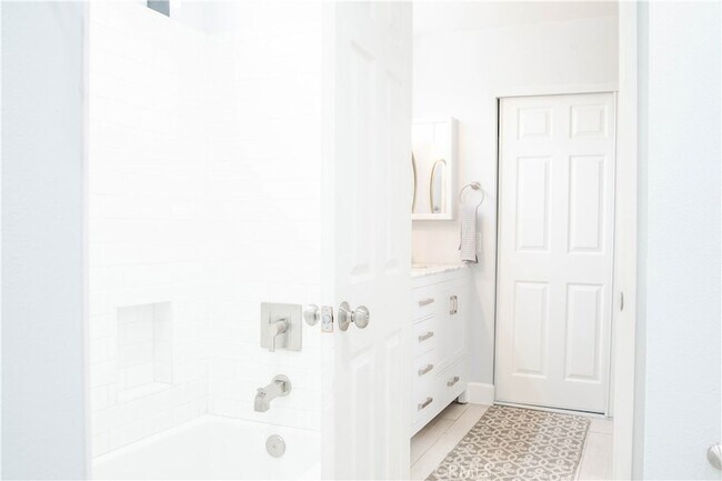 Foto del edificio - 4705 Kester Ave