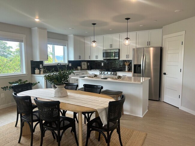 Foto del edificio - Brand-New 3BD Home in Camas — Move-In Ready!