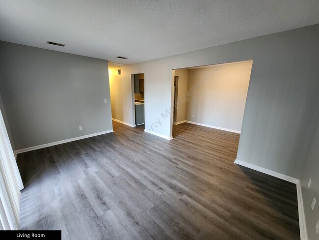Building Photo - 721 Deerwood St