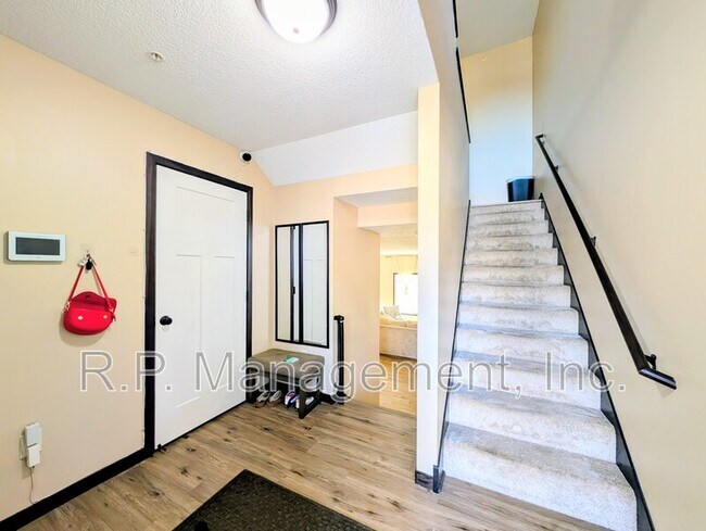 Foto del edificio - 5286 Greenwood Dr