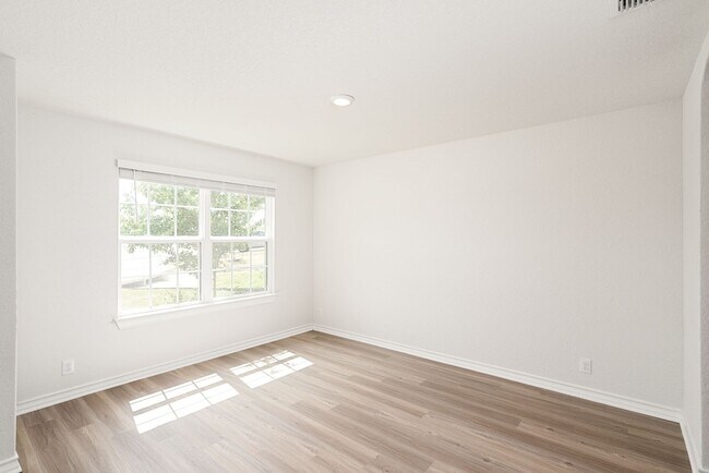 Building Photo - Greenbelt on Over a 1/4 acre - 9530 Cord G...