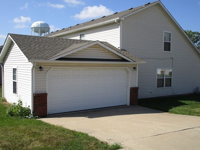 Building Photo - 5004-5006 Carrie Ridge Dr.