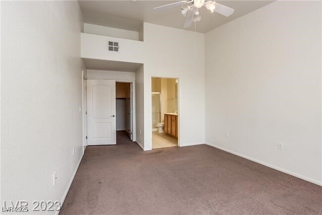 Building Photo - 2305 W Horizon Ridge Pkwy