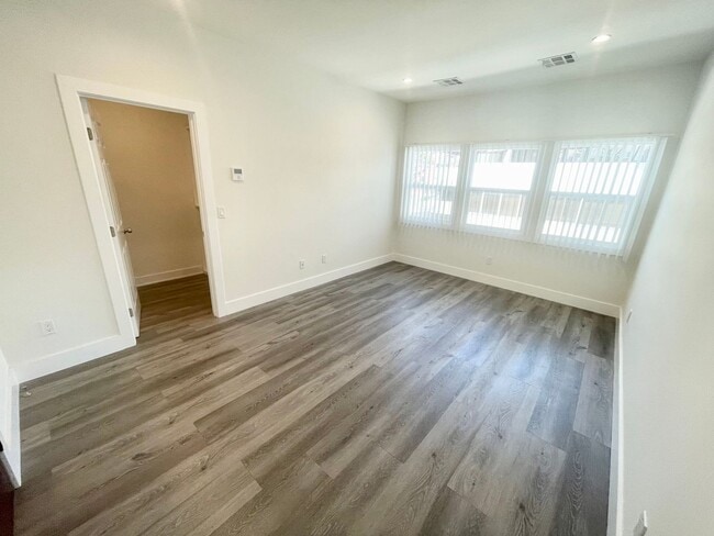 Building Photo - ***1 Bed 1 Bath apartment in the most desi...