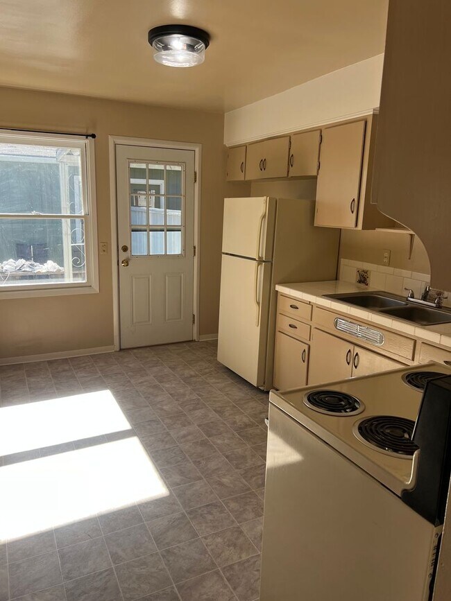 Foto del edificio - Medford 2 Bedroom, 1 bath Duplex with Fenc...