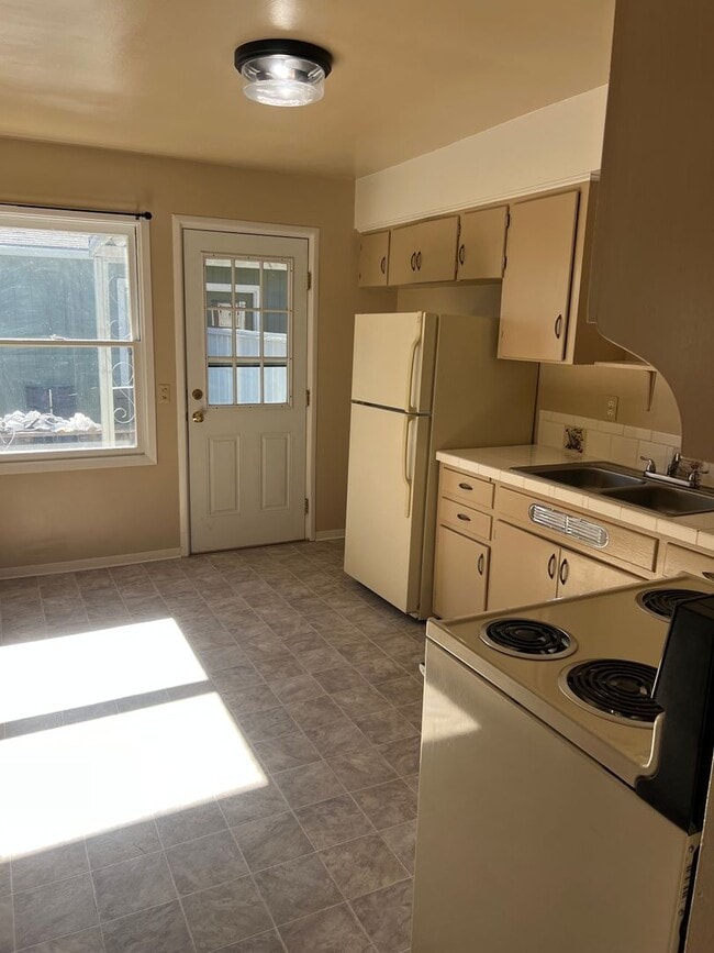 Building Photo - Medford 2 Bedroom, 1 bath Duplex with Fenced Yard