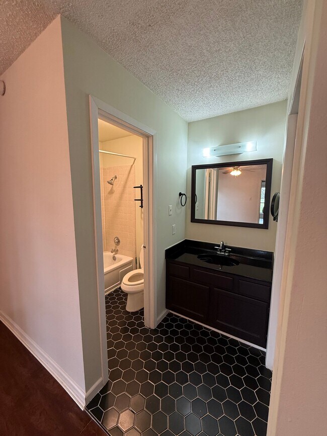 Foto del edificio - 20 Wildwood Cir