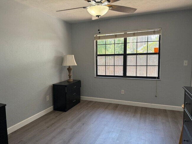 Foto del edificio - 806 NE 7th St