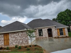 Building Photo - 464 Silver Hill Dr