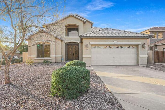 Building Photo - Beautiful 5 bedroom w/pool!