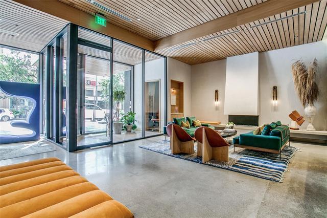 Foto del edificio - 2408 Victory Park Ln