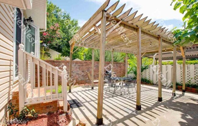 Building Photo - 2 br, 2.5 bath Townhome - 2616 Whitesburg Dr