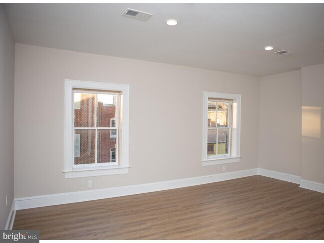 Foto del edificio - 216 W 9th St