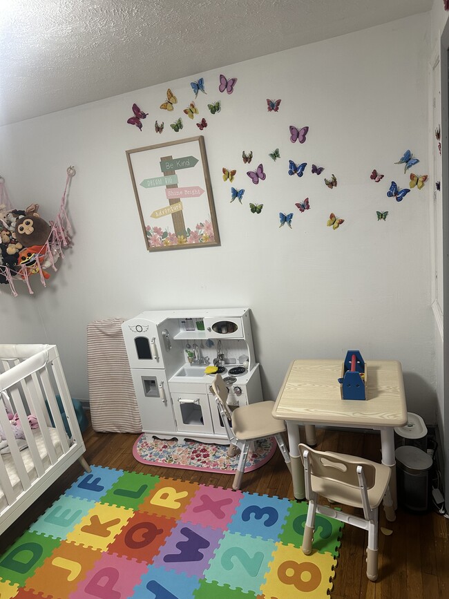 small bedroom - 623 S 33rd St