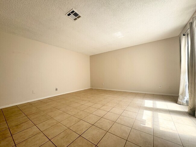 Building Photo - AVAILABLE NOW!! Charming 3 Bed/ 2 Bath In ...