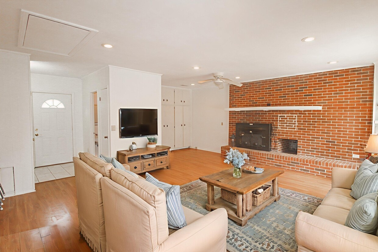 Primary Photo - 209 Belair Dr