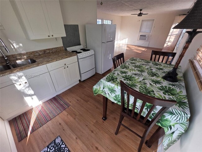 Building Photo - 811 NE 14th Ct