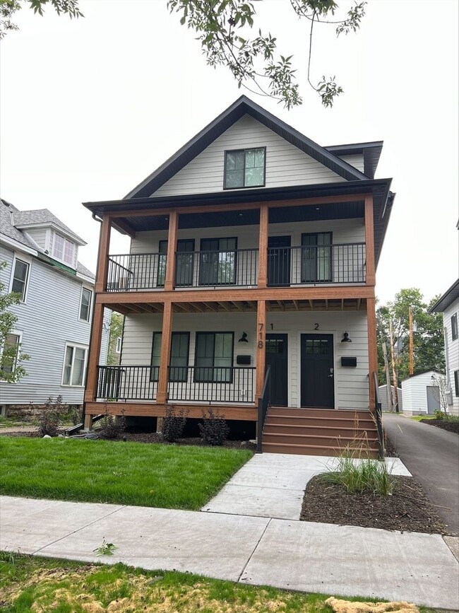 Building Photo - 718 13th Ave SE