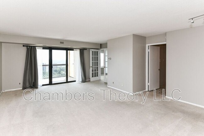 Building Photo - 205 Yoakum Pkwy