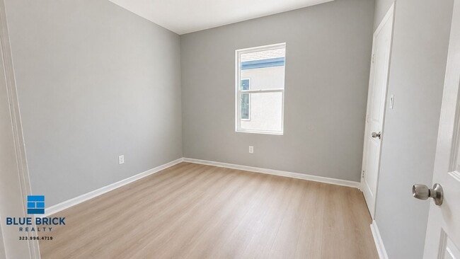 Building Photo - 1242 W 93rd St