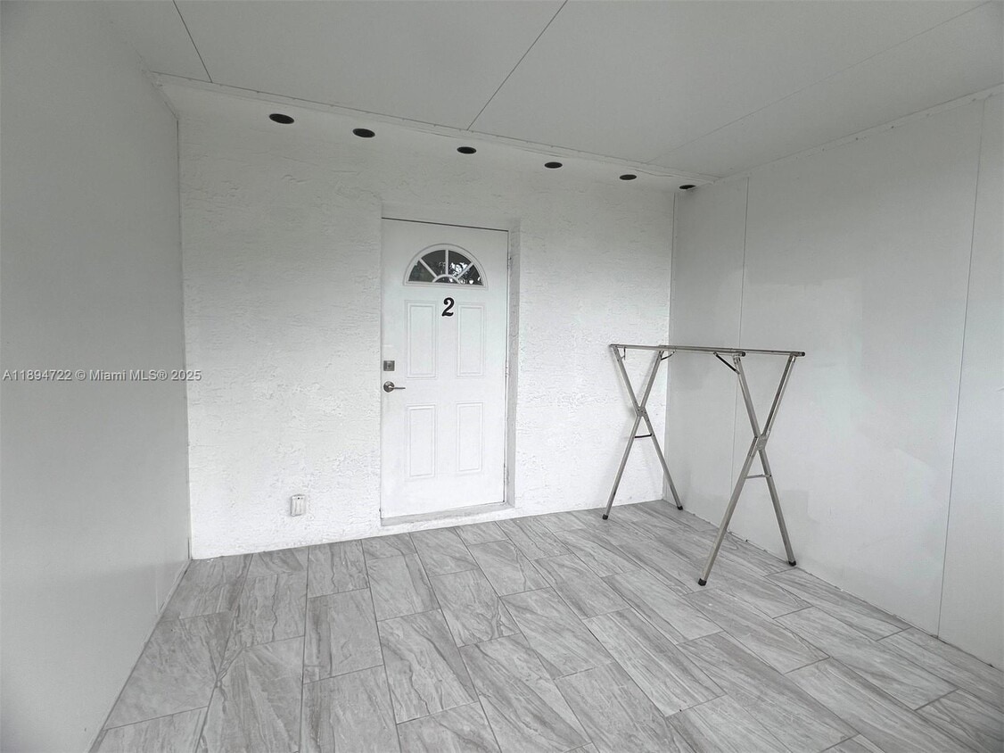Foto principal - 5850 Sheridan St
