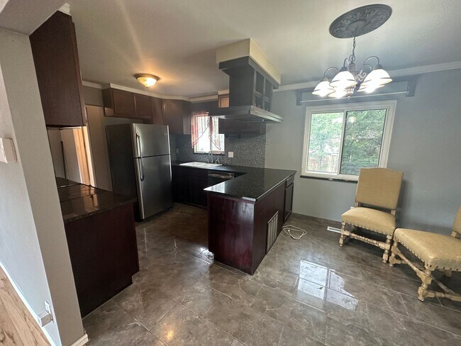 Building Photo - Stunning 5 bed 2 bath on Kilgore