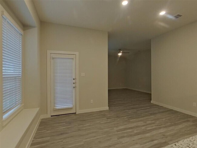 Building Photo - 4930 San Fabiano Ct