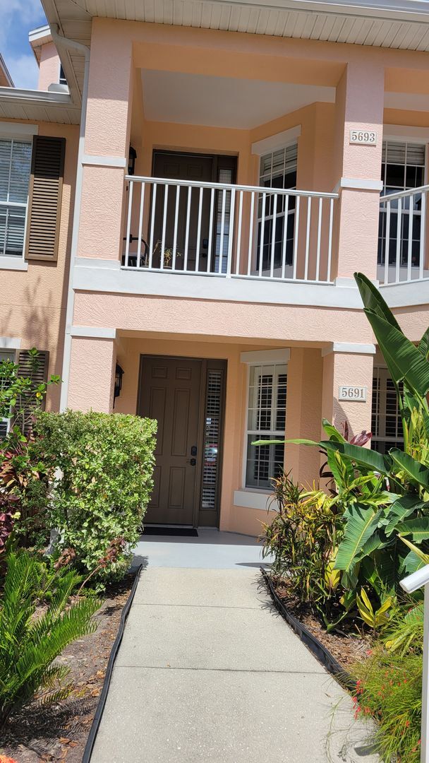 Foto del edificio - ANNUAL UNFURNISHED 2 bed 2 bath ground flo...