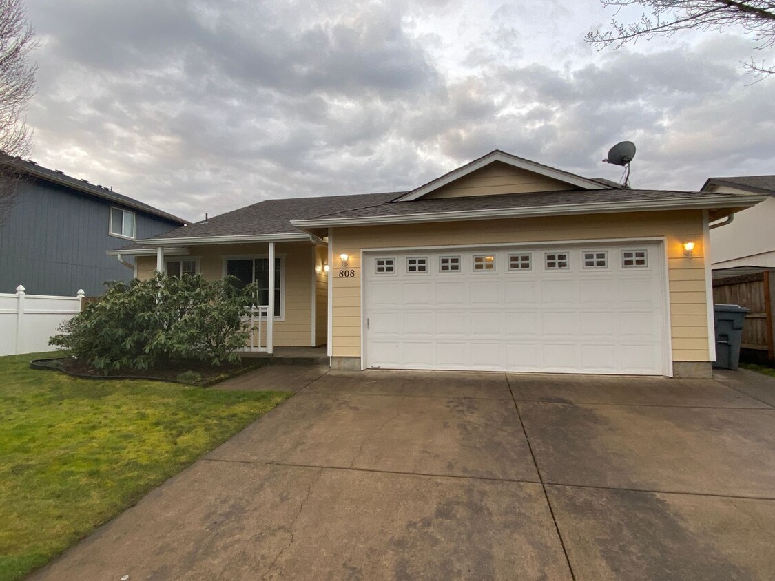 Primary Photo - Well Maintained 3 Bedroom 2 Bath Home in N...