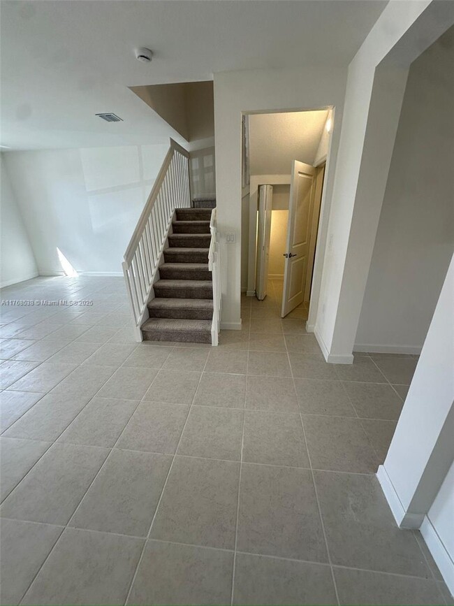 Foto del edificio - $2,450 2848 SE 26 Ter