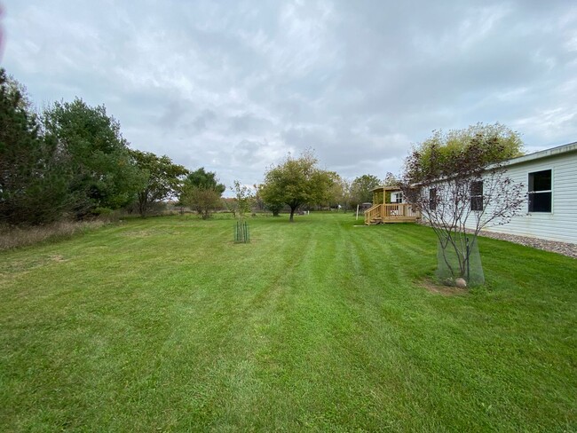 Building Photo - Hill Top Country Home