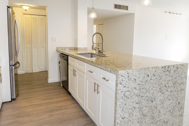 Foto del edificio - 4200 Hillcrest Dr