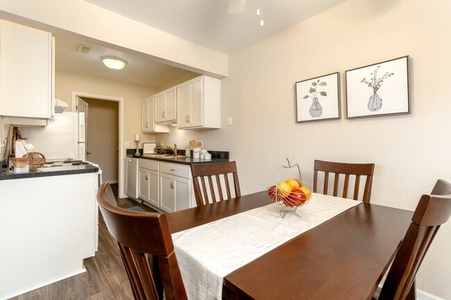 Acogedor comedor y cocina en Three Oaks - Three Oaks Apartments
