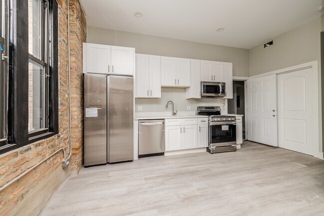 Building Photo - 2448 S Oakley Ave