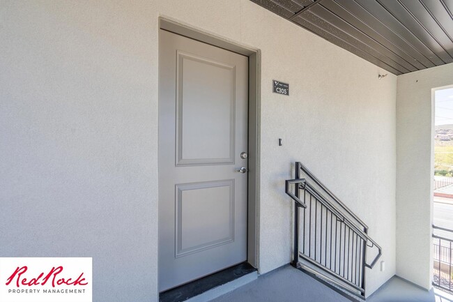 Building Photo - Charming 2 Bedroom End Unit Condo - Pet Friendly!