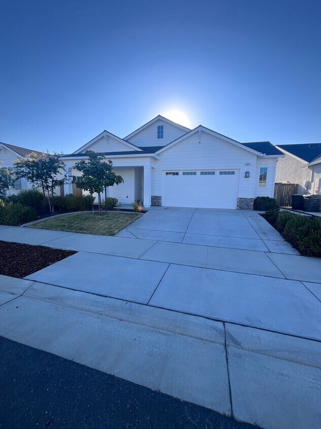 Foto principal - BEAUTIFUL SINGLE STORY HOME IN WEST ROSEVI...