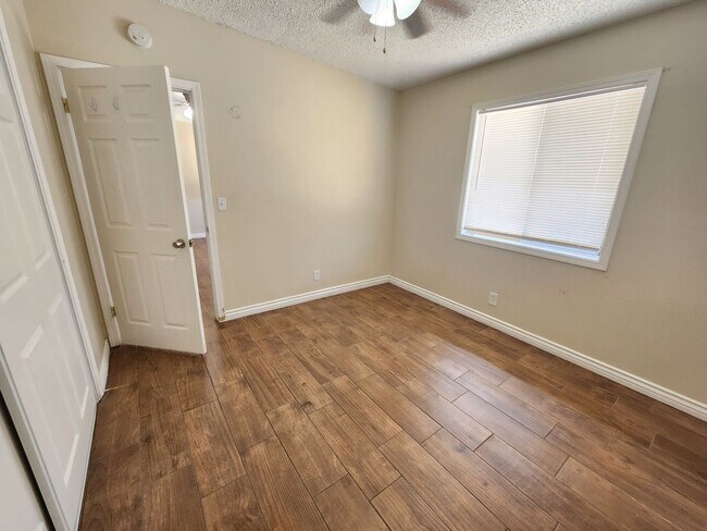 Building Photo - Ocotillo Ave Apt 5826-5828