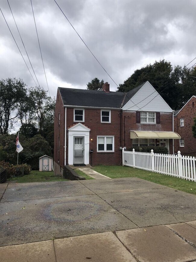 Building Photo - 1221 Shadycrest Drive