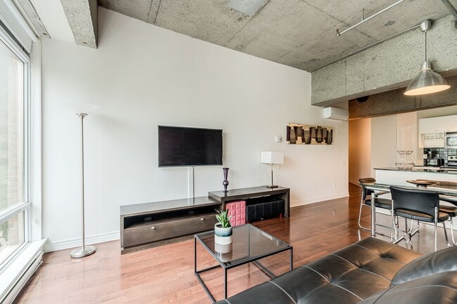 Building Photo - 1200 Rue St-Alexandre