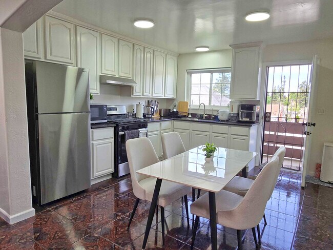 Foto del edificio - 2946 E 29th St