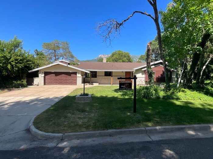 Foto principal - 4 bdrm 3 bth plus a Den/office Home 2 Car ...