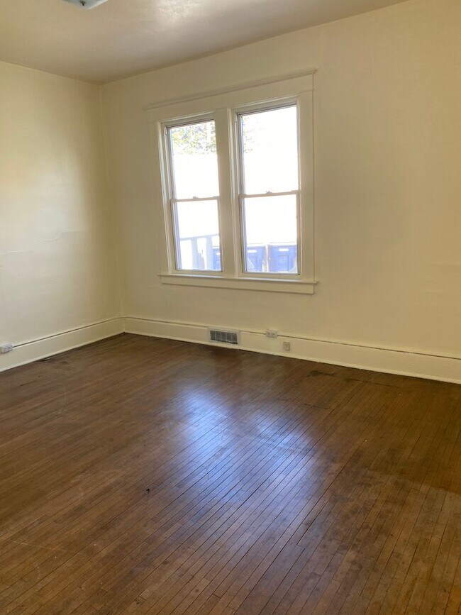 Foto del edificio - 1347 Center Ave