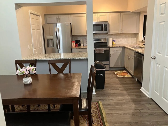 Building Photo - Room in Condo on Winterpointe Ln