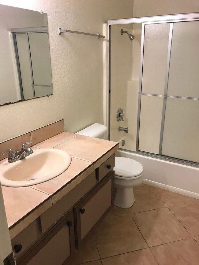 Building Photo - Stunning 3-Bedroom 1.5 bath home located i...