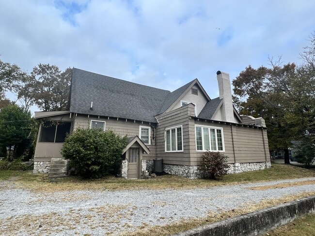 Building Photo - 3440 Alta Vista Dr