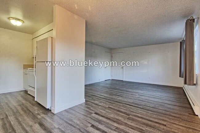 Foto del edificio - 2 Bed, 1 Bath Duplex with Fully Fenced Yard at SE Holgate Blvd and SE 70th Ave